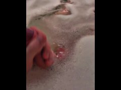 Дикий заяц ласкает свой член в ванной