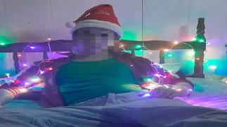 圣诞灯饰下的美味打手枪