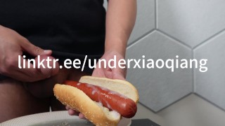 Sperma gevulde hotdog eten ASMR