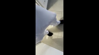 Xxl énorme bite avec un pantalon blanc
