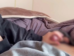 付き合いたてのカップルが初お泊まりした朝、彼女から焦らし手コキで起こされ早朝SEX勃発♡　初体験　亀頭責め　乳首責め　朝勃ち　初めて　大量射精　巨乳　かわいい　投稿　個人撮影　素人　日本人　えむゆみ - Screenshot 2 of 16 - Handjob