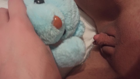 Oso de peluche frotando el clítoris grande transgénero FTM