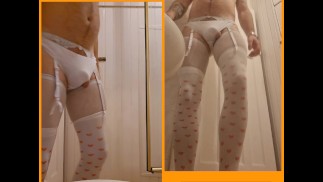 Двойной вид писает в туалет переодетый в нижнее белье