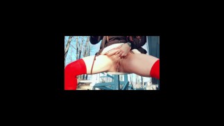 Открытый Up-Skirt POV массивного лишения мочи в течение всего дня, вырывающегося из киски
