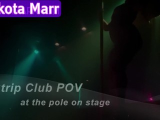 DAKOTA MARRがストリッパーダンスをしている間、あなたはポールのそばでストリップクラブにいるPOV