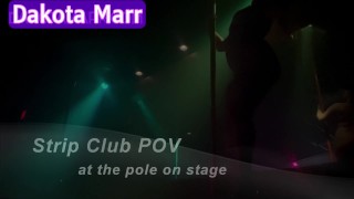 POV você está no clube de strip perto do poste enquanto Dakota Marr é stripper dançando