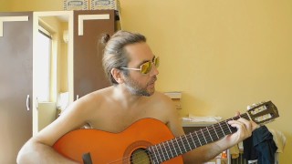Naked kerel speelt gitaar