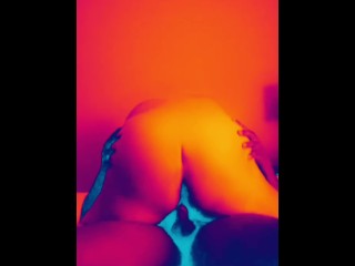 BBW 与大屁股在快速的 TRIPPY 女牛仔骑行
