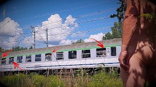 Ryzykownie, kompletnie nago, błyskanie penisem przed pociągiem, odcinek 6.