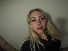 Domina stellt Amazon Prime Typ zur Rede