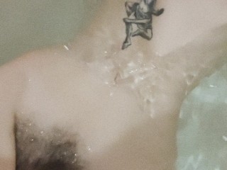Chica Pálida Tatuada En El Baño ⚰️