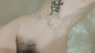 Bimbo pâle tatouée dans la salle de bain ⚰️