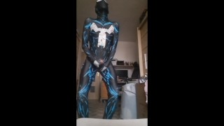 Symbiot bleu éjacule sur son slip dans sa chambre