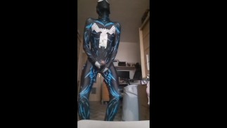 Синий симбиот кончает ему на трусы в своей комнате