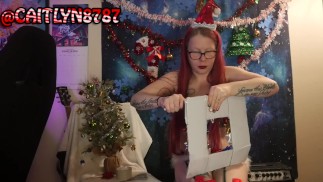 Caitlyn robi wieniec z kokardy dla Chrismas