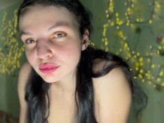Кішечка в масці та панчохах
