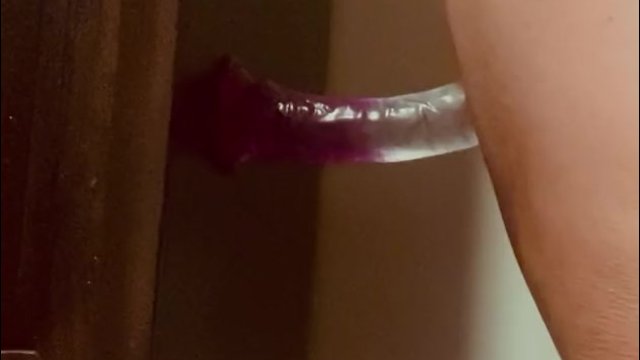 Приклеиваю фаллоимитатор к комоду и трахаю его, пока не кончу