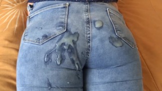 Toller Cumshot auf dem der schönen Stiefschwester meiner Frau mit ihren Jeans
