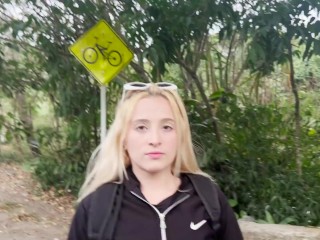 HERMOSA RUBIA PERDIDA ES LLEVADA a CASA DE EXTRAÑO