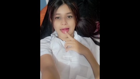 COLEGIALA DE 18 AÑOS SE TOCA LA VAGINA EN SU HABITACIÓN