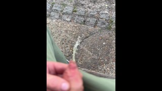 Předkožka penis piss u řeky za slunečného počasí 🌞
