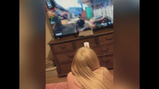 Blonde gamergirl meid wordt geneukt tijdens het spelen van COD!