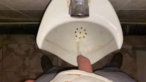 Freihändiges Pissen von einem unbeschnittenen Schwanz in eine öffentliche Toilette