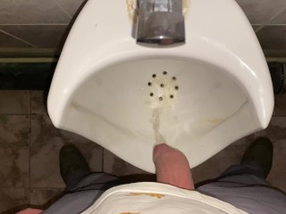 Mijando com as Mãos Livres Em Um Banheiro Público com Um Pau Sem Cortes