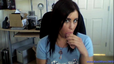 4K / Whitney demonstreert aan een webcam fan show hoe ze een pijpbeurt geeft!