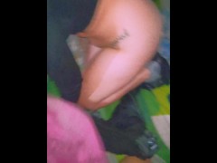 عاهرة تغويني وتقنعني بمؤخرتها الضخمة وينتهي بنا الأمر بممارسة الجنس / puta me seduce😈🔥