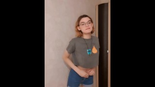 Tato sexy dívka ukazuje její postavu