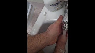 lavando pau com sabonete de dente