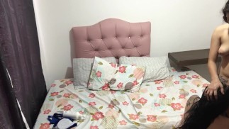 我说服继父的侄女吸吮我的假阳具，结果我四肢着地毁了她的阴户