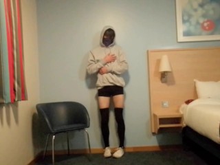 SEXY PETITE TRANS PROBIERT EIN PAAR OUTFITS AN