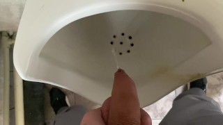 Čůrání z neuříznutého velkého kohouta na toaletě v kanceláři