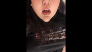 Толстушка тихо слезает, пока он находится в другой комнате.