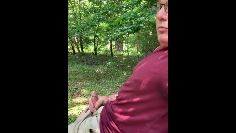 I am jerking off and cumming at the pubilc park