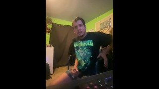 Возбужденный геймер DILF Native Ecstasy говорит грязно и смотрит порно 😜😈🤫 жестко кончает для вас 🫵 😈🍆💦