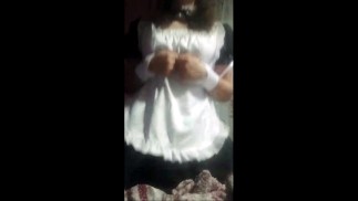 穿着角色扮演女仆服装的 Femboy 像荡妇一样骑在假阳具上