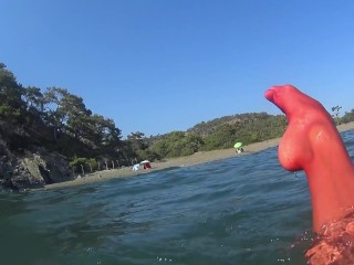 Meia Vermelha no Mar Na Praia Pública