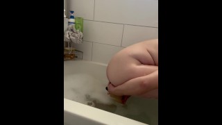 Me follo con dos de mis juguetes en la bañera!