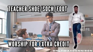 Adoration des chaussures de l’enseignant aux pieds en chaussette pour des crédits supplémentaires