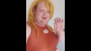 Милашка Femboy посылает воздушный поцелуй