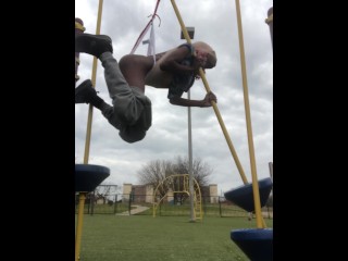 Hanging Wedgie in Park（在公园里悬挂威吉酒店）