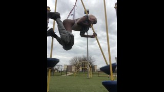 Hangende wedgie in Park