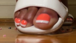 Великанша разбивается на белых каблуках