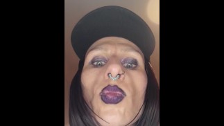 Шлюха лижет ошейник суки