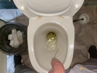 Pissen Zonder Handen in Een Openbaar Toilet Op Kantoor Vanaf Een Ongesneden Penis. POV4K
