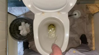 Čůrání bez rukou na veřejné toaletě v kanceláři z nepořezaného penisu. POV 4K