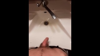 男はバーのトイレで小便をする